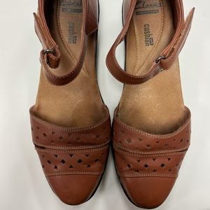 Clarks 13288 Soft Cushion Leather Ankle Strap Closed Sandals Womens Size 8
